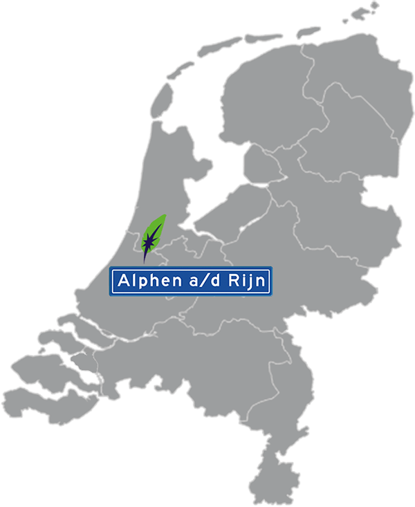 Grijze kaart van Nederland met Alphen aan den Rijn aangegeven voor maatwerk taalcursus Engels zakelijk - blauw plaatsnaambord met witte letters en Dagnall veer - transparante achtergrond - 600 * 733 pixels